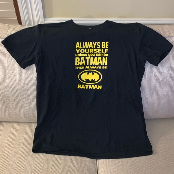 Batman logo men’s graphic tee shirt large 🤟 - Picture 2 of 11